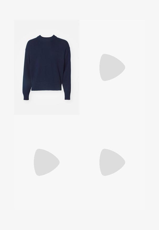 Pull en maille bleu marine avec un col rond côtelé, coupe décontractée, et poignets et ourlet côtelés. Présente un logo minimaliste et une texture douce.; Pantalons cargo noirs en coton à coupe ample, dotés de deux poches latérales et de texte brodé sur la jambe gauche.; Stuart Weitzman CLUB CLASSIC PENNY LOAFER - Mocassins de ville - black; Sac à bandoulière en cuir noir avec une poche avant zippée, logo embossé et une bandoulière ajustable. Texture lisse avec une forme structurée.