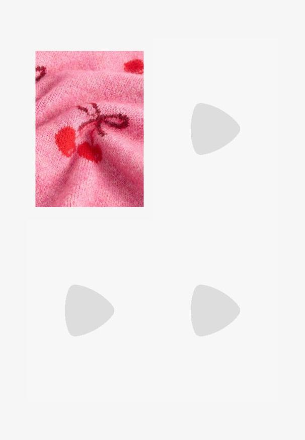 Tessuto di maglione lavorato a maglia rosa con una texture morbida, caratterizzato da motivi di ciliegie rosse e accenti più scuri. Lo sfondo presenta un aspetto morbido e peloso.; Jeans in denim a gamba larga di blu medio, con vita alta, chiusura con bottone e dettagli delle cuciture verticali a contrasto lungo la parte anteriore.; Bershka Sandali con tacco - black; Borsa sintetica bianca a forma triangolare, con patta anteriore piatta e dettaglio a fiocco, tracolla regolabile, texture liscia e design minimalista.