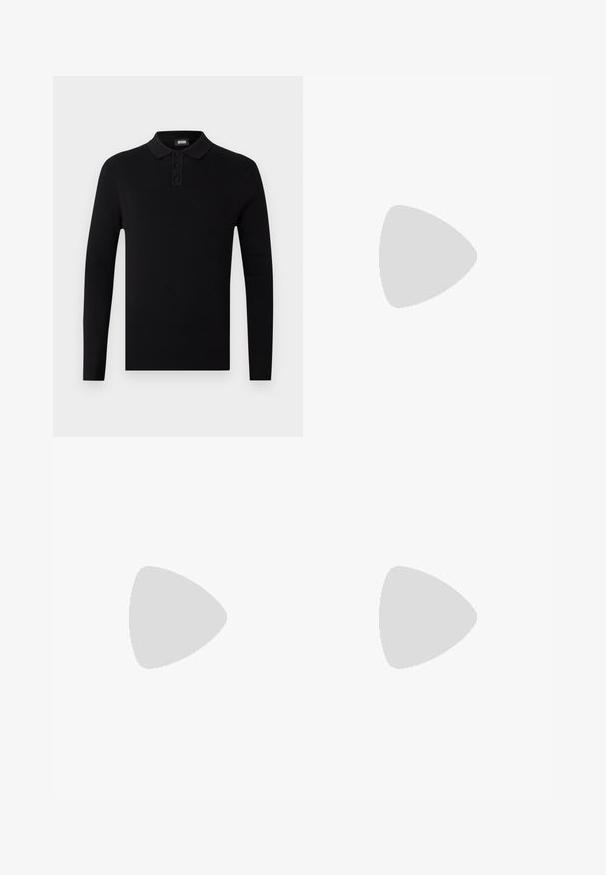 Camisa polo de manga larga negra con textura acanalada, tapeta de tres botones y un cuello suave. Diseño simple y versátil.; Jeans de mezclilla negra con un corte recto, que cuentan con una bragueta de botones, cinco bolsillos y acentos de hardware en tono cobre. Textura suave.; Bota de cuero negro hasta el tobillo con punta afilada, paneles laterales elásticos, acentos de costura vertical y un tacón bajo y cuadrado.; Gafas de sol negras con montura cuadrada, con lentes oscuros. Decoradas con pequeños puntos dorados y un logotipo dorado en la patilla. Textura suave.