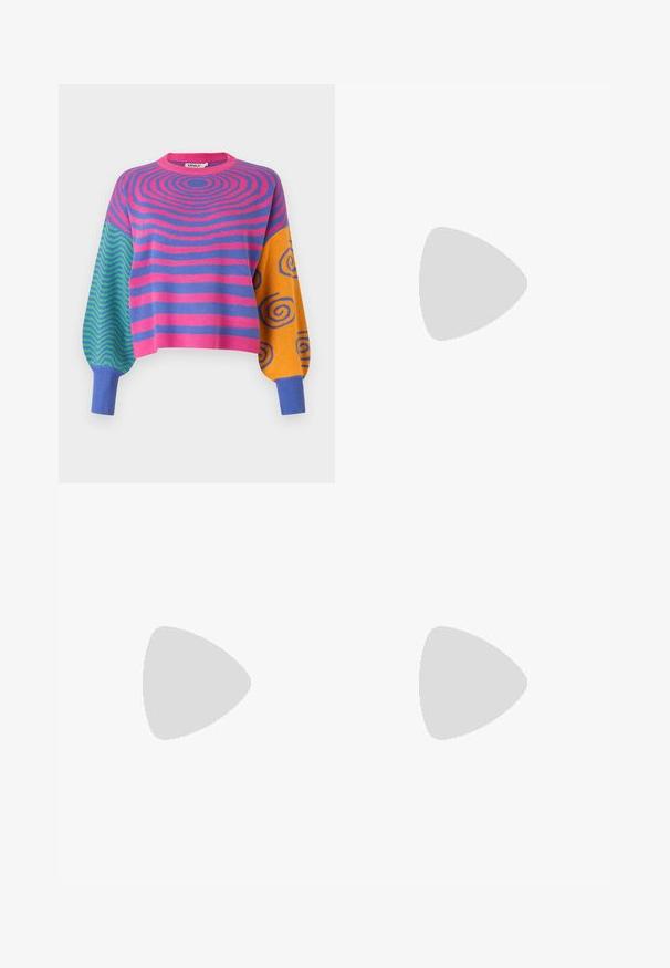 Garām piedurknēm džemperis ar rozā un violetām koncentriskām svītrām uz ķermeņa, zaļiem un ziliem zigzagiem vienā piedurknē un oranžām ar zilām spirālēm otrā.; Melni platās kājas džinsi ar trim baltām svītrām katrā pusē un mazu baltu logotipu. Iezīmē priekšējos kabatas un pogu aizdari.; Melnas zamšādas sporta kurpes ar baltām svītrām un akcentiem, apaļa purngala daļa, gumijas zole, kopā ar baltām ribotām sporta zeķēm.; Sudraba metāla sirds formas soma ar divām rokturēm, ķēdes siksnu un gludu faktūru. Iespējas ietver metāla furnitūru un izšūtas malas.