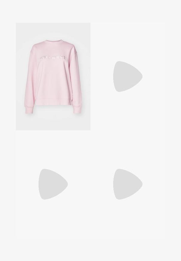 Felpa rosa chiaro con colletto a girocollo, maniche lunghe e logo "carhartt" in argento metallizzato sul petto. Tessuto morbido, vestibilità rilassata.; T-shirt bianco a maniche lunghe in tessuto morbido e leggero; presenta un collo rotondo e una vestibilità leggermente rilassata; etichetta visibile sul lato.; Jeans a vita alta e gamba larga in denim blu scuro con una texture liscia, cuciture a contrasto e design a cinque tasche. Chiusura frontale con bottone.; Sneaker basse con una tomaia in sintetico bianco, accenti in suede rosa e grigio, suola in gomma bianca texturizzata e lacci colorati.