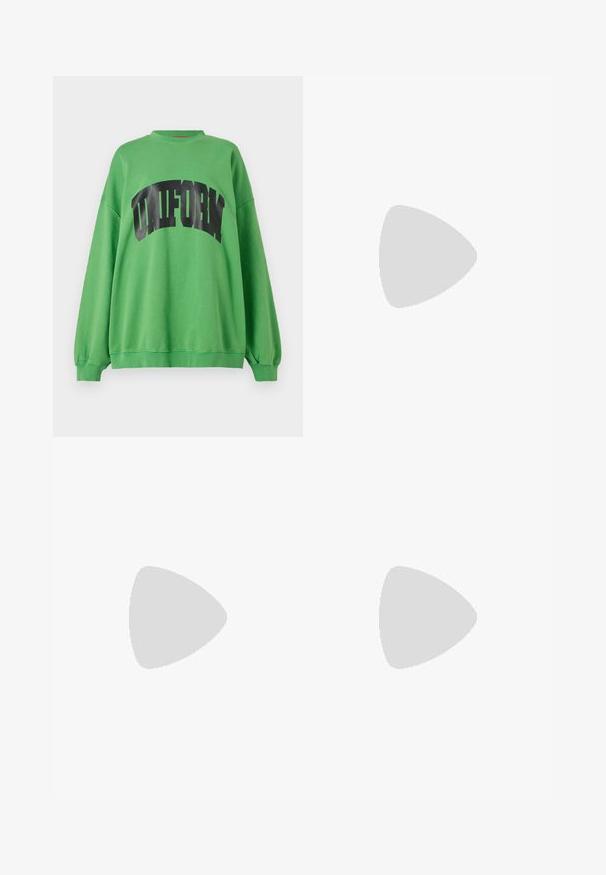 Roheline puuvillane sviiter, millel on kantud must "UNIFORM" trükk rinna piirkonnas, pikkade varrukatega ja vabalt istuv.; Laiad tumed sinised teksapüksid kõrgema vöökohaga, viie tasku disainiga ja kontrastsete õmblustega. Omab nööbiga sulgemist ja struktureeritud lõiget.; Must musta nahk sandaalid laia kanna, avatud varvaste ja ankletihaga, millel on kuldne pandla. Sile tekstuur ja elegantne disain.; Must küllastamata nahast õlakott, millel on kaks esist nähtavat taskut, kuldsed pandlad, tõmblukuga sulgemine ja peen rihm. Tekstuuriga pind ja kompaktne ristkülikukujuline kuju.