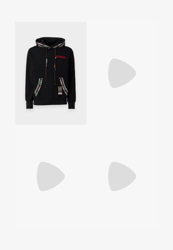 Svart hettegenser med snor i hetten, prydet med en dekorativ kjede mønsterkant, en framlomme og fargerike logo detaljer. Laget av bomullsblanding.; Sorte treningsshorts laget av bomullsblanding, med elastisk midjebånd og en stor, tonet logo print på venstre side.; Hvit sneakers med semsket detaljer, rund tå, flate snøringer og en kremfarget gummisåle. Har grønn merking på hælen.; Svart tekstil hofteveske med en buet form, som har en glidelås hovedrom og en frontlomme, med preget merkeetikett på forsiden.