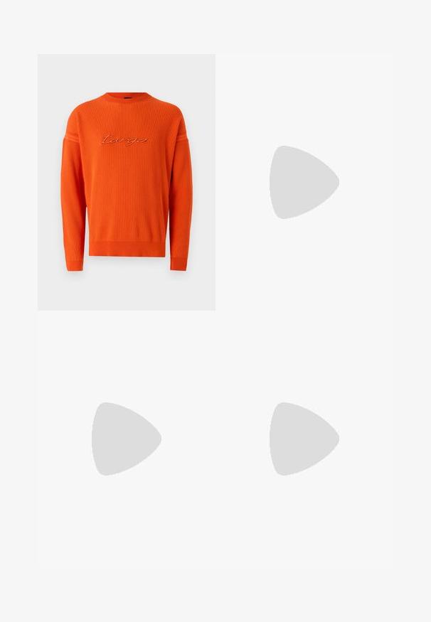 Oranžna pletena jopica z rebrastim teksturiranjem, okroglo ovratnico in vezenim logotipom. Ima dolge rokave in sproščen kroj.; Oprijete jeans hlače iz izbledele sive denima, z obrabljenimi detajli na kolenih, v kombinaciji z belimi športnimi copati. Gladka tekstura, oblikovan slim fit dizajn.; Bela usnjena športna obutev s perforacijami, okroglo konico, ravnim podplatom in debelimi vezalkami, z vidnim logotipom smoosh in napisom "AIR" na peti.; Srebrna nerjaveča jeklena ura z modrim številčnico, kovinskimi kazalci ter oknom za datum na 3. uri. Vodoodporna do 50 metrov.