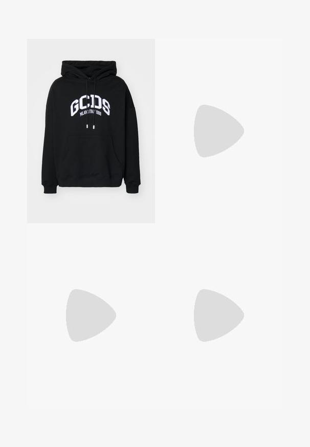 Schwarzer Hoodie aus Baumwollmischung mit einer vorderen Kängurutasche, Zugbändern und einem auffälligen weißen Grafikdruck "GCDS MILANO 1988".; GCDS BAND LOGO REGULAR - T-Shirt print - black; Schwarze Jogginghose mit kontrastierenden roten Streifen und Logo an der Seite. Sie verfügt über einen elastischen Bund mit Kordelzug und eng zulaufende Beinabschlüsse.; Schwarze Lederloafers mit runder Zehenpartie, weißen Akzenten und goldenen Beschlägen auf dem Vorderblatt. Verfügt über ein strukturiertes Patch und einen gestapelten Absatz.