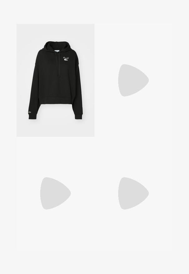 Μαύρη κοντή αντιανεμική μπλούζα από μαλακό υλικό, με κουκούλα και κορδόνι, λευκή κεντημένη ετικέτα στο στήθος και πράσινη λεπτομ�έρεια στο μανίκι.; Μαύρο πλυμένο παντελόνι με φαρδύ πόδι και ελαστική ζώνη. Το ύφασμα διαθέτει κατακόρυφες πτυχές και λεία υφή.; Μαύρη σανδάλι με τακούνι και σχεδίαση πλεγμένης λουρίδας, τετράγωνη μύτη και ρυθμιζόμενη λουρίδα στον αστράγαλο. Ανοικτό μπεζ πέλμα με γυαλιστερό μαύρο τακούνι.; Μαύρη δερμάτινη τσάντα χειρός με σχεδίαση μαζεμένου κορυφής, διαθέτει δύο κοντές λαβές και μία μακριά ρυθμιζόμενη αλυσίδα. Λείος υφή, στρογγυλή μορφή.