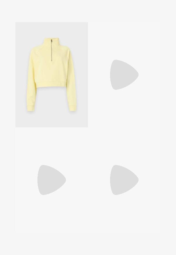 Helles gelbes, cropped Sweatshirt mit Reißverschlusskragen, langen Raglanärmeln und glatter Textur. Mit einem dezenten Logodetail auf der Vorderseite.; Weite Jeans aus Denim in Hellblau mit ausgewaschener Textur. Fünf Taschen und hohe Taille. Sauberer Saum und dezente Nähdetails.; Nike Air Force 1 Sneakers im Leopardenmuster mit weißen Schnürsenkeln und Swoosh, ausgestattet mit einer beige Gummisohle und einer strukturierten Oberseite. Weiße Crew-Socken sichtbar.; Tasche mit Leopardenmuster und abgerundetem Griff, aus weichem Stoff gefertigt, mit einem Reißverschlussverschluss oben und schwarzen Akzenten an den Kanten.