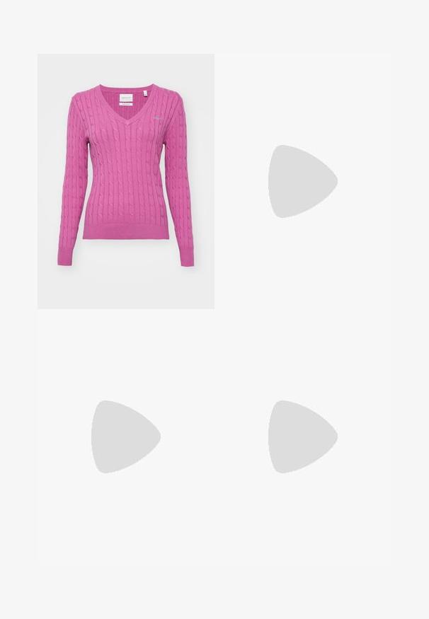 GANT STRETCH CABLE V-NECK - Pulover - dark lavender; Bela srajca s kratkimi in dolgimi rokavi iz bombaža z klasičnim ovratnikom ter majhnim vezenim logotipom na prsih. Teksturirana tkanina.; Temno modri kavbojki z ravnim krojem, ki imajo pet žepek, bakrene šive in klasično gumbasto zapiranje.; Bele športne copate iz belega usnja z gladko površino, mornarsko modrimi detajli in majhnim logotipom na strani. Imajo ravne vezalke in teksturiran gumijast podplat.