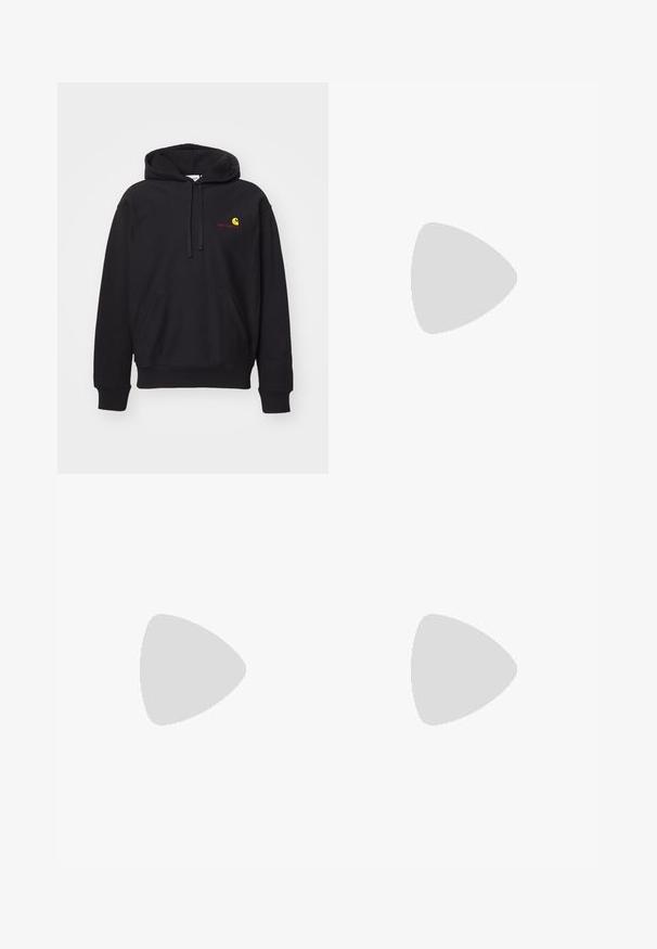 Czarna bluza z kapturem z mieszanki bawełny, z przednią kieszenią, kapturem z troczkami oraz czerwonym haftowanym logo z żółtym łukiem.; Pięć koszulek z długim rękawem w rzędzie: turkusowa, czarna, biała, ciemnoszara i granatowa. Miękka tkanina, okrągły dekolt i standardowy krój.; Spodnie z szerokimi nogawkami z kordurowego materiału w kolorze tan. Cechują się teksturowanymi, pionowymi prążkami, standardowym pasem i dwiema przednimi kieszeniami.; Czarny skórzany mokasyn z frędzelkowymi akcentami, z masywną czarną podeszwą i żółtym przeszyciem wzdłuż krawędzi. Teksturowane wykończenie.