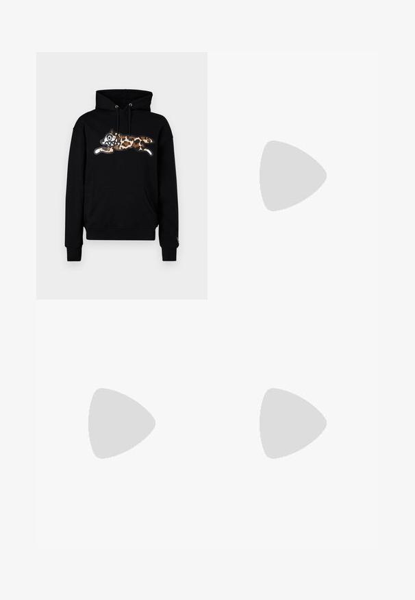 Sweatshirt à capuche noire avec un motif léopard et un visage de dessin animé exagéré, poche avant, et capuche avec cordon de serrage.; Filippa K TERRY CROPPED TROUSERS - Pantalon classique - sage melange; Baskets en cuir blanc avec une finition lisse, bout arrondi, lacets plats et semelle texturée. Présente un logo discret sur le talon.; Lunettes de soleil noires rondes avec verres sombres et branches en métal fines. Comprend des embouts transparents et des accents argentés au niveau de la charnière. Design minimaliste.