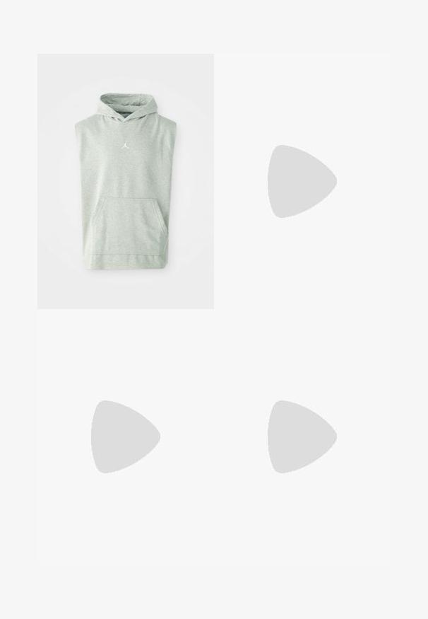 Ærmeløs grå hættetrøje lavet af blødt materiale med en frontlomme og et lille hvidt Jumpman-logo på brystet.; Hvid bomulds t-shirt med korte ærmer, rund halsudskæring, afslappet pasform, og ingen synlige logoer eller mønstre. Glat tekstur og minimalistisk design.; Sorte joggingbukser lavet af blødt stof, med en elastisk talje med snøre, ribbede manchetter og et lille logo på venstre lår.; Hvide lædersneakers med perforeringer, rund tå, flad sål og tykke snørebånd, med et synligt swoosh-logo og "AIR" på hælen.