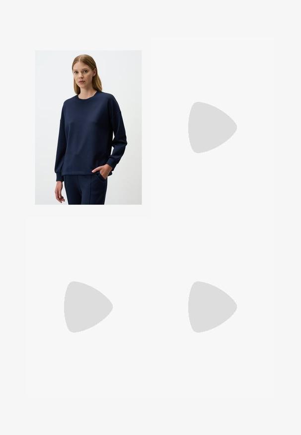 Felpa blu navy realizzata in morbido tessuto, con scollo rotondo, maniche lunghe e una vestibilità comoda con polsini a coste.; Pantaloni neri a gamba larga con pieghe, caratterizzati da una texture liscia e un design a vita alta. Stile minimalista, senza hardware o decorazioni visibili.; Sandal in pelle marrone con cinturini incrociati, chiusura con cinturino alla caviglia e suola piatta con dettagli di cucitura minimi.; Borsa in pelle marrone con parte superiore arricciata e tracolla a catena. Texture liscia con finitura lucida e dettagli di cucitura sottili sui lati.