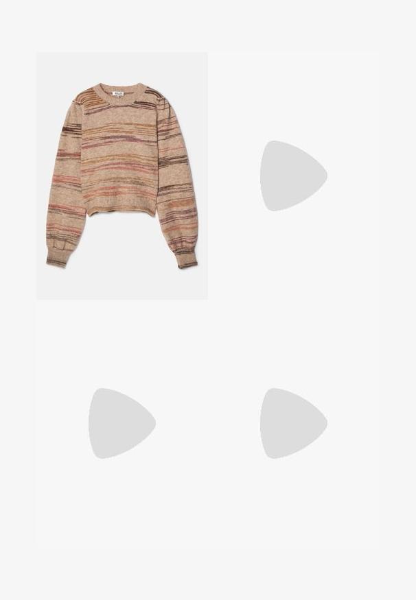 Beige kort genser laget av strikket stoff, med horisontale striper i nyanser av brunt, rosa og lilla. Ribbede mansjetter og hals.; Brune leopardmønstrete vidde bukser med høy livhøyde, knappelukking og to frontlommer. Laget av denimstoff med en glatt tekstur.; Beige idrettssko med svarte striper, gummigummi yttersåle og svarte detaljer. Har en glatt lær overdel og en avrundet tådesign.; Denim håndveske i lys blå, rektangulær form, med en enkel stropp og sølvfarget maskinvare. Har en fremtredende CK-logo på forsiden.