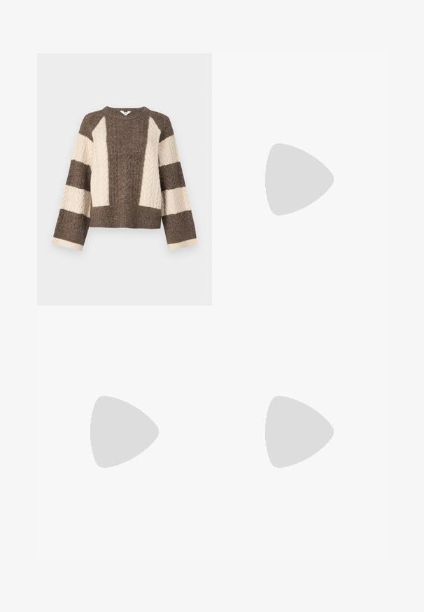 Maglione marrone e crema lavorato a maglia con motivo a trecce sulle maniche, design cropped e orlo largo a costine. Collo rotondo, vestibilità ampia.; Pantaloni a gamba larga realizzati in un tessuto a coste, morbido e caldo, di colore marrone. Presentano un elastico in vita senza cuciture e una silhouette fluida.; Décolleté in vernice nera con punta affusolata e tacco in geometria cubica. Presentano un design elegante e minimalista, con una texture liscia.; Borsa tote in pelle nera con texture liscia, forma rettangolare e due manici lunghi. Nessun hardware o decorazione visibile.
