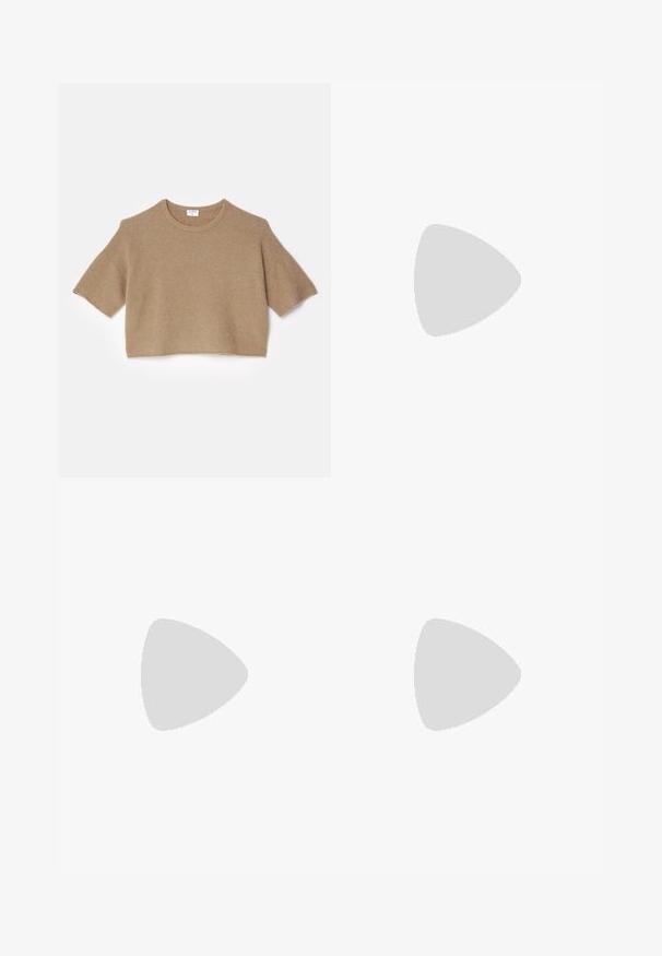 Filippa K TEE - Trui - taupe; Blauwe denim jeans met een losse, wijde pasvorm, voorzien van voorzakken, een knoop- en ritssluiting, en een subtiele vervaging bij de knieën.; Olijfgroene suède muiltjes met een lage, dikke zwarte hak. Beschikt over een zijband met een zilveren gesp voor aanpassing. Over het algemeen een gladde textuur.; Zilverkleurige oorbellen met een golvend, abstract ontwerp versierd met kleine, sprankelende kristallen. Beveiligde stud achtersluiting.