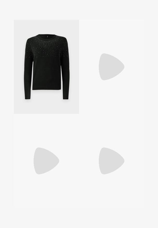 Svart genser med lange ermer, rund hals, og en gradient av sølvdetaljer øverst. Ribbede kanter og mansjetter. Myk tekstur.; Vide bukser i mørkegrått stoff med høy livlinje, enkel press, og en glatt tekstur med en ren finish på ermekantene.; Svart spiss tå-sko med meshpaneldesign, med lav hæl og snøring foran. Laget av en kombinasjon av lær og meshmateriale.; Svart faux skinn-håndveske med krokodilletekstur, strammet topp og en rynket stropp. Ser myk og kompakt ut i designen.