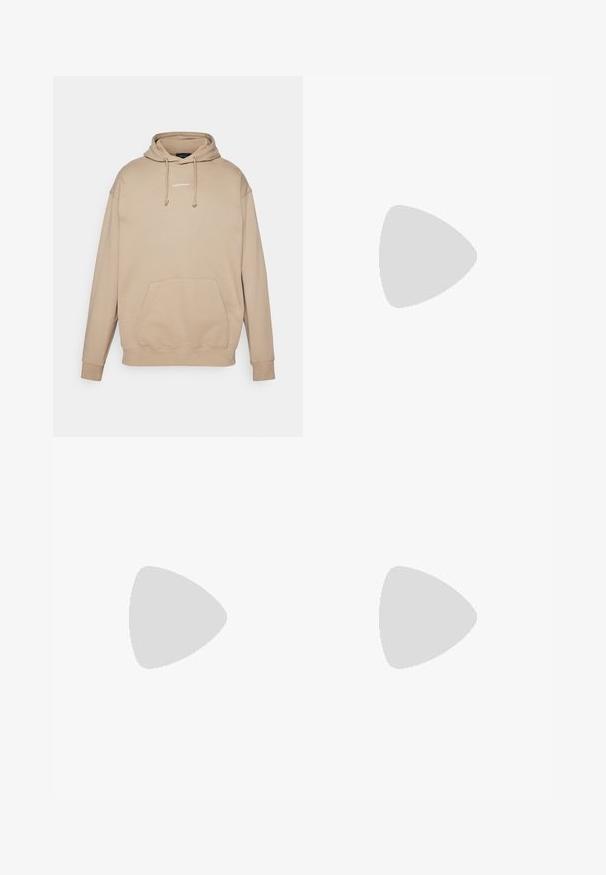 Sudadera beige con bolsillo tipo canguro, cordones y logo blanco en el pecho. Material de algodón suave con puños y dobladillo acanalados.; Camiseta blanca de manga larga hecha de algodón. Diseño de cuello redondo con puños acanalados y un pequeño logo en la manga izquierda. Textura suave.; Pantalones impermeables negros hechos de un material ligero y texturizado. Cuenta con una cintura elástica y detalles de ojales para ventilación.; Zapatilla de running Nike en gris y negro con amortiguación visible tipo resorte debajo de la suela y un logo de swoosh blanco en el lateral.