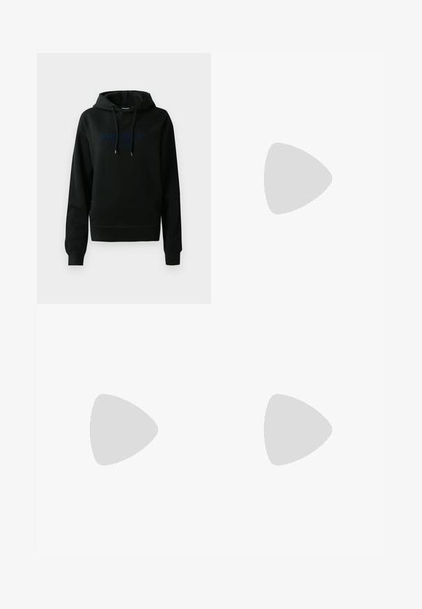 Zwarte hoodie van een katoenmix; heeft een logo aan de voorkant in donkerblauw, een trekkoordkap en ribgebreide manchetten en onderrand. Soepele textuur.; Weekday NOVA - Slim fit jeans - lip blue; Zwarte leren enkellange laarzen met een spitse neus, een gladde textuur en een zilveren gesps Accent aan de zijkant. Stevige vierkante hak.; Zwarte nepleer handtas met een krokodillenstructuur, opgedroogde bovenkant en een gekreukte hengsel. Het lijkt zacht en compact van ontwerp.