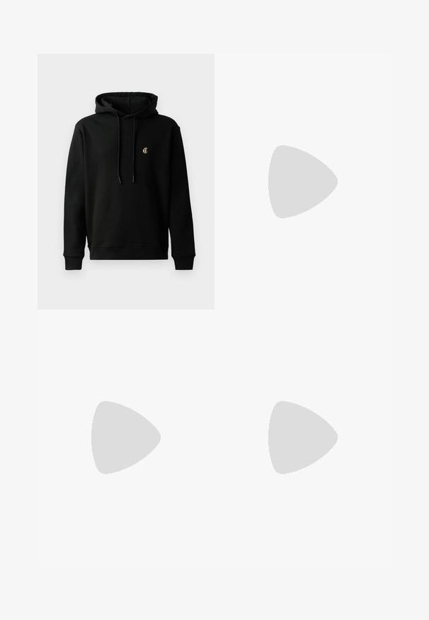 Schwarzer Hoodie aus Baumwollmischung, mit einer vorderen Kängurutasche, Kapuze mit Kordelzug und kleinem gesticktem Logo auf der Brust.; Schwarze Baumwollhosen mit geradem Bein, ausgestattet mit einem vorderen Knopfverschluss und seitlichen Taschen, glatte Textur, keine sichtbaren Muster.; Weiße Sneaker mit Wildlederelementen, runder Zehenpartie, flachen Schnürsenkeln und einer cremefarbenen Gummisohle. Mit grünen Markenlogo am Fersenbereich.; Schwarzer Leder-Rucksack mit strukturierter Oberfläche, Klappenverschluss, Metallbeschlägen, seitlichen Reißverschlusstaschen und Markenlogo auf der Vorderseite.