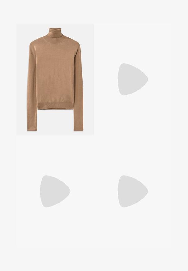 Pull en maille beige à col roulé avec des manches longues, un col et un ourlet côtelés, et un petit logo brodé près du bas.; Robe maxi noire sans bretelles en tissu lisse et brillant. Présente un corsage ajusté et une silhouette fluide, atteignant le sol sans embellissements.; Sandale en cuir verni noir avec trois brides, boucle de cheville et talon aiguille de 10 cm. Présente un détail en métal doré et un charm logo.; Sac à main en cuir noir au design courbé, avec des clous en argent, une boucle et deux poches latérales. Bandoulière réglable pour différentes options de transport.