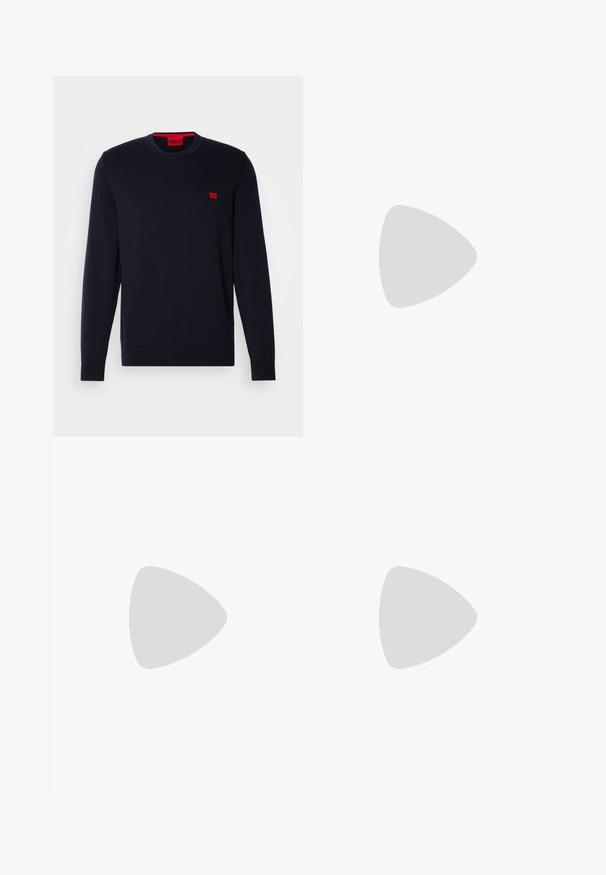 Maglione lavorato a maglia blu navy con scollatura rotonda, polsini e orlo a coste, e un piccolo logo rosso sul petto. Texture liscia, design casual.; Jeans in denim nero con un design a gamba dritta, dotati di chiusura con bottone, cinque tasche e cuciture minime per un'aspetto pulito.; Scarpa nera in pelle con lacci, punta tonda, texture liscia, cuciture minime e tacco in gomma basso. Logo sul tacco.; Borsa a secchiello nera realizzata in materiale sintetico testurizzato. Presenta due manici e una tracolla regolabile. Design semplice senza motivi visibili.