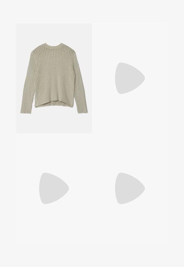 Filippa K Strikkegenser - light sage; Svarte svømmeshorts med et glanset blomsterdesign i lysegrått. Elastisk liv med snor og logo-detalj på nedre høyre side.; Sorte vevde slip-on sko med en glatt lærdetalj på overdelen, design med rund tå og en lavprofil gummisåle.; Sorte, runde solbriller med mørke linser og slanke metalarmer. Inkluderer klare temple tips og sølvfargede detaljer ved hengslet. Minimalistisk design.