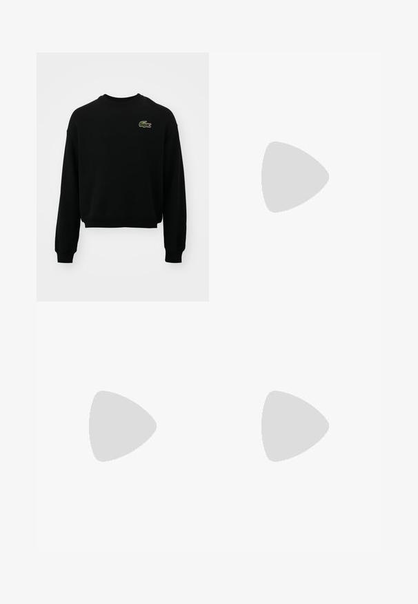 Felpa nera corta in misto cotone, con maniche lunghe e logo di un coccodrillo verde ricamato sul petto.; T-shirt bianca in cotone con colletto a girocollo, maniche corte e un piccolo logo ricamato verde sul petto. Design classico a vestibilità diritta.; Jeans in denim blu con design a gamba dritta, caratterizzati da un lavaggio sbiadito, cinque tasche e chiusura con bottone e zip in vita.; Sneakers in pelle bianca con dettagli verdi, design con lacci, occhielli dorati e pannelli testurizzati. Suola in gomma spessa color crema.