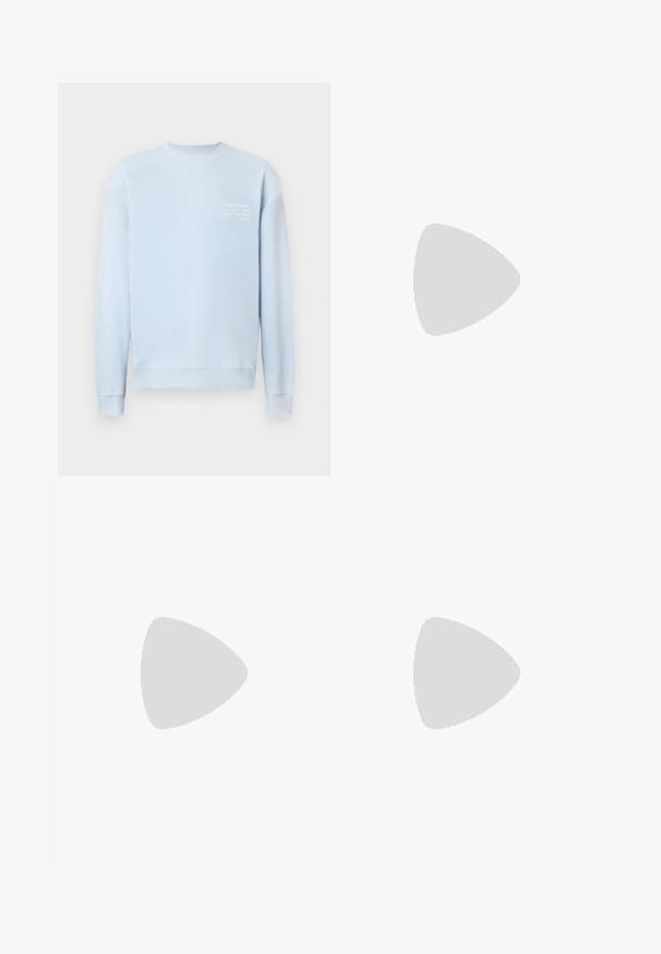 Svetlomodrá mikina s okrúhlym výstrihom, rebrovanými manžetami a lemom. Na hrudi je biely nápis, ktorý uvádza detaily značky a adresu.; Biele dlhé rukávy košele so zapínaním na gombíky z bavlny. Má klasický golier, gombíkové manžety a malú tmavomodrú vyšitú logo na hrudi.; Svetlo modré úzke džínsy s miernym prehrdzavením na stehnách, predným gombíkovým zapínaním, pútkami na opasok a štýlom s piatimi vreckami na bielom pozadí.; Sivé športové tenisky s vrchom z semišu a textilu, bielym logom Nike a bielymi šnúrkami. Majú štruktúrovanú gumenú podrážku a polstrovaný golier.