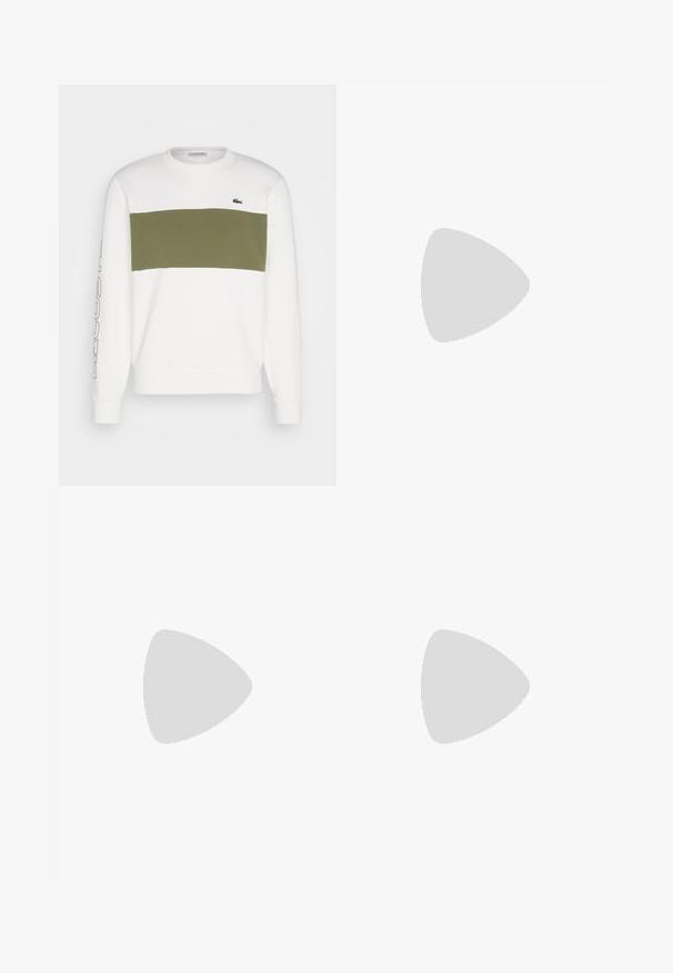 Lacoste UNISEX - Sudadera - flour/oliv; Camiseta de algodón blanca de manga corta con cuello de canalé que presenta rayas verdes y negras; pequeño logo verde bordado en el lado izquierdo del pecho.; Jeans de color azul claro hechos de mezclilla, con corte recto, diseño de cinco bolsillos y una cremallera visible con costuras en contraste.; Zapatillas blancas con una textura suave, que presentan un acento verde en el talón y un pequeño logo de cocodrilo bordado en el lateral.