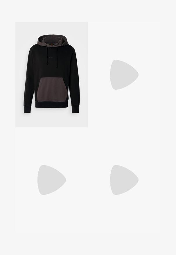 Sudadera negra con un bolsillo frontal gris oscuro, cordón ajustable y logotipo bordado "BOSS". Material suave con un ajuste relajado y mangas largas.; Camiseta negra de manga corta hecha de una tela suave, con un escote redondo y un logo discreto en la parte delantera. El interior del cuello tiene un acento naranja.; Pantalones negros hechos de una tela suave, con piernas rectas, cierre de botón y un diseño clásico adecuado para ocasiones formales o informales.; Zapatilla negra con parte superior sintética suave, puntera redonda, cordones planos y suela de goma estriada. Diseño minimalista, con acentos cosidos.