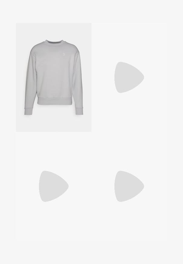 Felpa grigia chiara con scollo a girocollo, maniche lunghe e polsini a costine. Presenta un logo bianco discreto sul lato sinistro del petto. Tessuto morbido.; Camicia a maniche lunghe di colore azzurro chiaro con sottili strisce bianche, colletto con bottoni, taschino frontale e chiusura con bottoni. Materiale in cotone liscio.; Jeans in denim blu chiaro con design a gamba dritta, chiusura con bottone e cinque tasche. Sbiadimenti visibili sulle cosce; dettagli cuciti in arancione.; Sneaker bianche in pelle con sovrapposizioni testurizzate, un accento azzurro e una suola in gomma. I lacci sono bianchi; le cuciture sono visibili sul bordo.