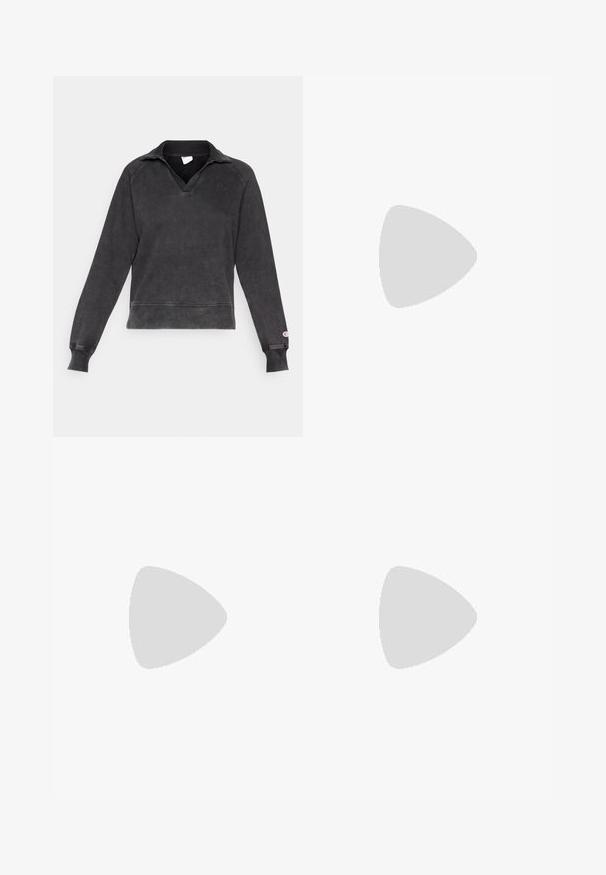 Felpa a pullover di colore grigio scuro, realizzata in morbido tessuto testurizzato. Presenta un profondo scollo a v, maniche lunghe e polsini a costine, con un logo sul petto.; Abito a maniche lunghe con scollatura a V e retro con apertura a chiave, caratterizzato da una texture marrone simile alla pelliccia e da un motivo su tutto il tessuto.; Stivale alla caviglia in pelle marrone con punta quadrata, finitura testurizzata e tacco basso incassato. Dotato di un pratico tassello posteriore e dettagli di cucitura sottili.; Rabanne XL LINK  DOUBLE HOOP EARRINGS - Orecchini - gold-coloured