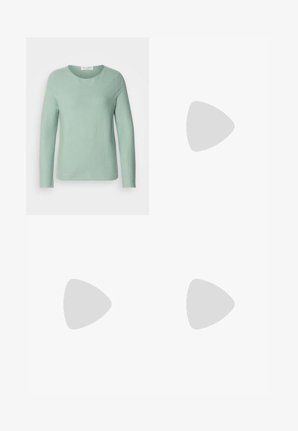 Svetlozelený svetr s dlhým rukávom a okrúhlym výstrihom, hladká textúra a voľný strih. Jednoduchý dizajn bez vzorov alebo akcentov.; Čierne široké nohavice s textúrovanou tkaninou, elastickým pásom a odnímateľným viazaním na páse pre nastaviteľné priliehanie.; Čierne kožené lodičky s špicatou špičkou a nízkym blokovým podpätkom. Obsahuje remienok okolo členka so zlatým prackou. Hladký povrch.; Čierna kabelka so štruktúrovaným tvarom, hladkou textúrou a kovovou sponou. V kombinácii so širokými čiernymi nohavicami a sandálmi s otvorenou špičkou na drevenej podlahe.