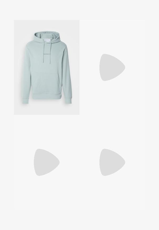 Felpa blu chiaro realizzata in morbido cotone, con tasca frontale, polsini a costine e un piccolo logo sul petto. Cappuccio con lacci regolabili.; Jeans di denim azzurro chiaro con una vestibilità ampia, gambe dritte, design a cinque tasche e chiusura con bottone in vita. Dettagli di cucitura minimalista.; Sneaker Lacoste grigie scure in materiale mesh e sintetico, con suola testurizzata e dettagli marroni sul colletto e sul branding.; Marsupio in stampa tie-dye blu scuro con una parte superiore con zip, materiale testurizzato e un logo ben visibile sul davanti.