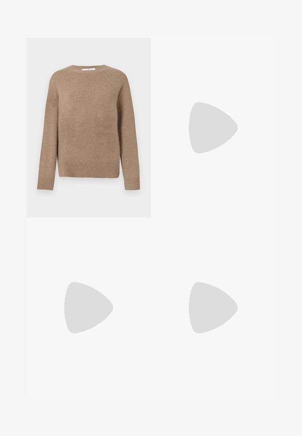 Ruskea villa neulepaita, jossa on pyöreä pääntie, pitkät hihat ja ribbireuna. Sileä rakenne, yksinkertainen muotoilu, ei näkyviä kuvioita tai koristeita.; Vaaleansiniset farkut, joissa on korkea vyötärö, leveälahkeinen leikkaus, kaksi sivutaskua ja pleatattu muotoilu. Pehmeä rakenne, jossa on haalistunut viimeistely.; Laivastonsininen mokkanahkainen tennari, jossa on kuminahkainen pohja, siniset nauhat ja minimalistinen muotoilu. Sivussa on kohokuvioitu logo ja sisäpuolella sileä vuori.; Mustalla nahkalaukulla, jossa on jämäkkä muotoilu, lyhyt malli, yläkahva ja kultaiset yksityiskohdat. Säädettävä olkahihna sisältyy.