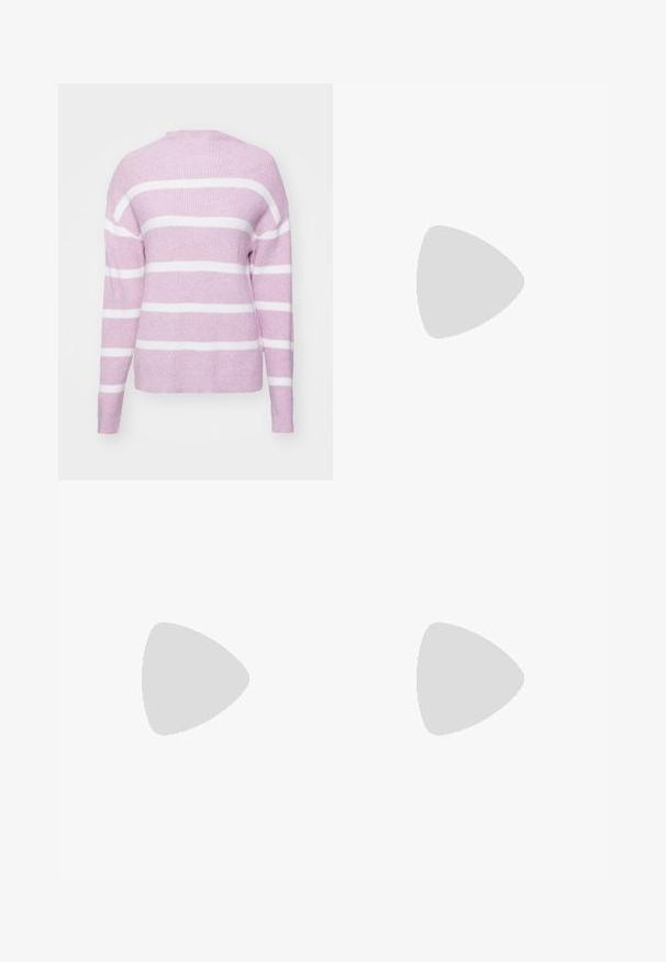 Rožnata pletena pulover s belimi vodoravnimi črtami, okroglim ovratnikom, sproščenim krojem in dolgimi rokavi. Mehka tekstura in rebrast detajl na robu in manšeta.; Črne hlače ravnega kroja z naglavnimi žepi in stranskimi razporki na robu. Narejene iz mehke, gladke tkanine. Primerne za različne priložnosti.; Črne lakirane sandale s peto, kvadratnim prstom, trakovi okrog gležnja in srebrnimi zaponkami. Opremljene so s stabilno Debelo peto.; Črna usnjena torbica s ukrivljeno obliko, z odstranljivo naramnico in zlatimi dodatki. Torbica ima pokrov s podrobnostmi v obliki zaponke.