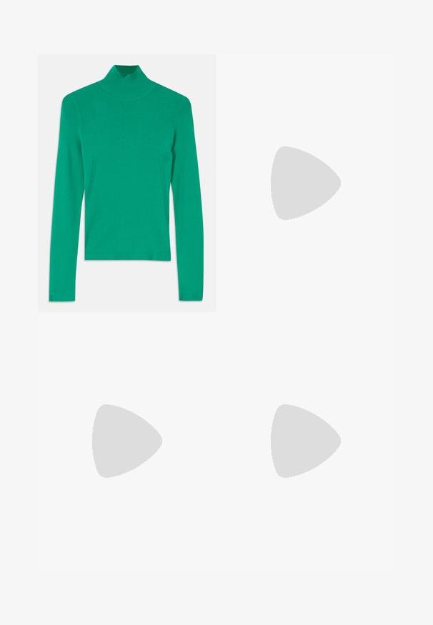 Pulover verde cu guler înalt, realizat dintr-un material tricotat cu nervuri, având mâneci lungi și detalii subtile pe cusăturile laterale pentru un aspect elegant și ajustat.; Bluză cu mânecă scurtă, cu un model de frunze verzi și negre pe un fond deschis. Are un decolteu rotund și detalii cu șnur la talie.; Fustă maxi cu model verde, dotată cu un brâu elastic. Prezintă un design stratificat cu imprimeuri florale și nuanțe variate de verde.; Jachetă puffer cu un model maro și negru, asortată cu o fustă mini din piele de șarpe maro, cizme negre până la genunchi și o geantă mică neagră.; Cercei din aur cu un design curbat, neregulat și o textură netedă și lustruită. Fără accesorii sau elemente vizibile.