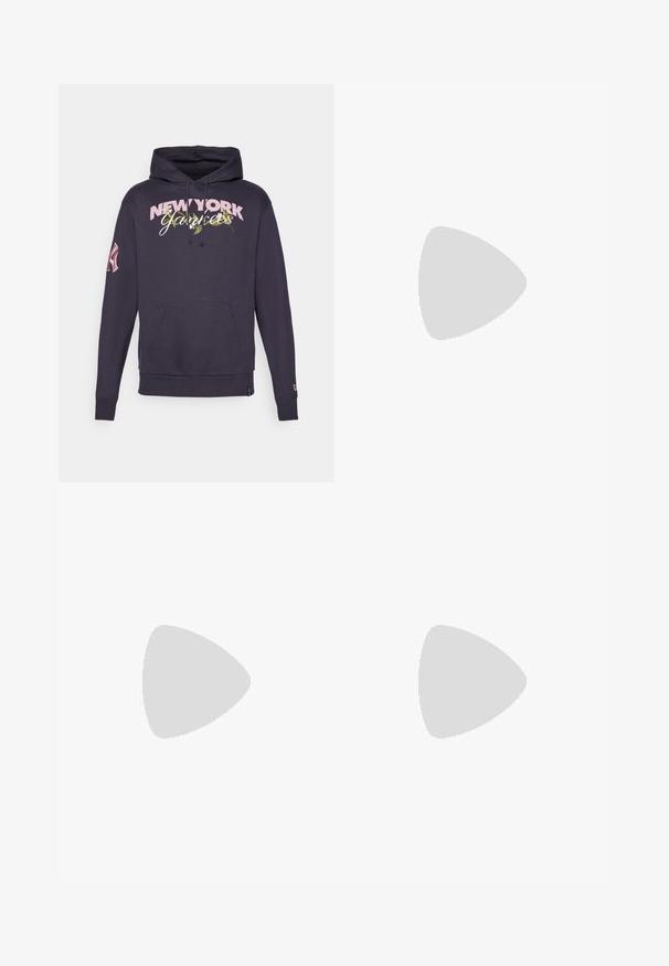 Hættebluse i mørk marineblå med "NEW YORK Yankees" i pink og grøn tekst, frontlomme og broderet logo på venstre ærme.; Sorte atletiske shorts med elastisk talje, der har hvide sidestreger og et logo på den nederste front til højre. Let struktureret stof.; Hvide lædersneakers med perforeringer, rund tå, flad sål og tykke snørebånd, med et synligt swoosh-logo og "AIR" på hælen.; Sort stof sling rygsæk med en glat overflade, som har en buet design, lynlåslomme og et hvidt logo på forsiden.