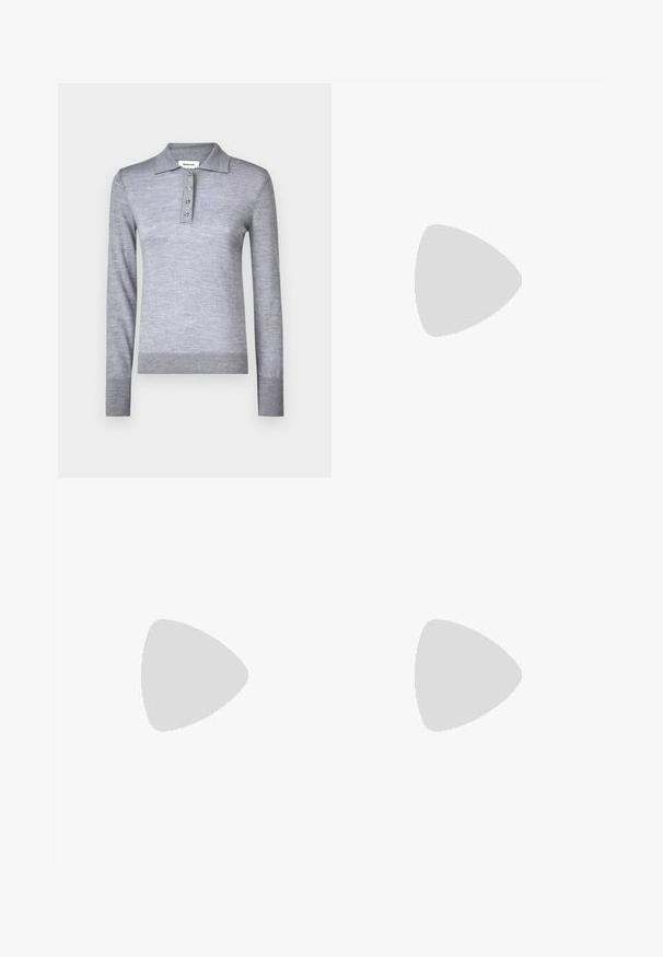 Modström HIROKIMD - Neule - grey; Mustat, suorat housut, jotka on valmistettu kudotusta kankaasta. Housuissa on litteä etuosa, kaksi sivutaskua ja sileä pinta. Ei näkyviä kuvioita tai yksityiskohtia.; Ruske tanssikengät, joissa on terävä kärki, loiva kantapää ja sileä pinta, yhdistettynä vaaleansinisiin leveisiin farkkuihin.; Harmaan mokkanahkainen olkalaukku, jossa on kaksi tummasta nahasta tehtyä kahvaa. Mukana on kirjontayksityiskohtia sivuilla, pehmeä rakenne ja tilava suuaukko.; Neljä hopeista rengasta eri muotoiluilla: kierretty pöytä, kerrokselliset kaaret, herkät kristallit ja sileä rengas, jossa on pieniä yksityiskohtia.
