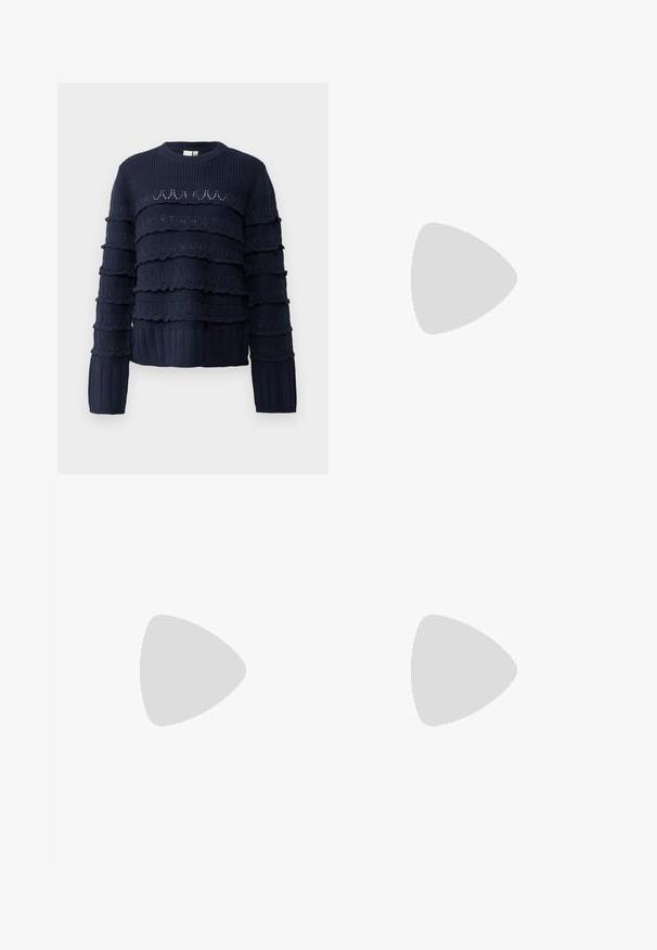 YAS Tall YASTIMU PULLOVER - Pulóver - navy blazer; Fekete, bő szabású nadrág sima anyagból, magas derekú kialakítással és diszkrét elülső redők nélkül, látható minták vagy fémalkatrészek nélkül.; Fekete pántos szandál négyzetes orral és alacsony blokk sarkal. Több vékony pánttal és állítható boka pánttal rendelkezik. Sima bőrből készült.; Fekete bőr keresztpántos táska, sima textúrával, téglalap alakú és fém lánc részlettel az elején. Állítható pánttal ellátva.
