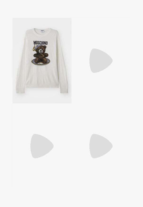 Maglione bianco a maglia con una grafica di un orso con un cappello e un piatto, dettagli neri e marroni, e polsini e orlo a costine. Etichetta Moschino visibile.; T-shirt bianco in cotone con scollo rotondo, maniche corte e un sottile logo di un cavallo ricamato sul lato sinistro del petto. Texture liscia.; Pantaloni neri in tessuto leggero, dotati di una cintura elastica integrata di colore verde, taglio dritto e tasche laterali.; Sneakers realizzati in tessuto bianco con accentuazioni in suede beige e pelle nera, caratterizzati da una punta arrotondata, design con lacci piatti e suola strutturata.