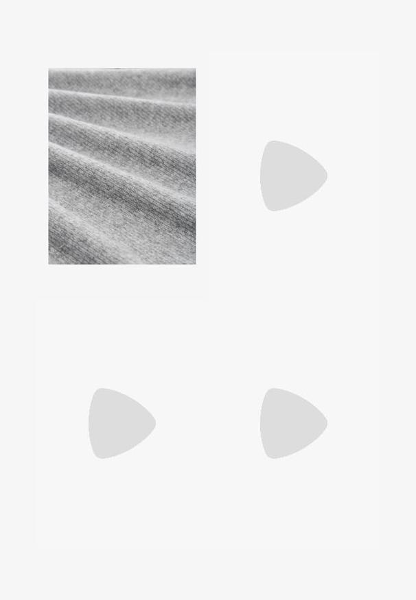 Világosszürke szövet finom textúrával, lágy redőkkel és enyhén melírozott mintával, amely otthonos és meleg megjelenést kölcsönöz.; Fekete nadrág egyenes szárú kialakítással, két első zsebbel és derékrésszel. Simának és könnyű anyagból készült.; Fekete velúr magassarkú szandál széles tömbsarkal, állítható boka hevederrel, nyitott orral és kontrasztos varrással.; Fekete bőr bevásárlótáska két hosszú fogantyúval, sima felülettel és strukturált formával. Elülső zseb található rajta a plusz tárolás érdekében.