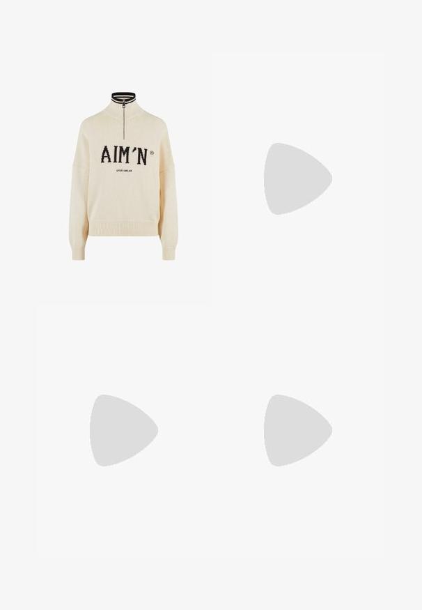 Maglione crema con collo alto e zip a un quarto, caratterizzato dal logo nero "AIM'N" e dal testo "SPORTSWEAR", polsini e orlo a costine, texture lavorata a maglia.; Pantaloni neri leggeri con vita elastica e caviglie arricciate. Il tessuto è liscio e presenta un design rilassato e affusolato.; Scarpe platform in pelle nera con tacco a blocco robusto, punta rotonda e design tradizionale con lacci. Presentano una superficie liscia e dettagli minimi.; Borsa tote in pelle nera con texture liscia, forma rettangolare e due manici lunghi. Nessun hardware o decorazione visibile.
