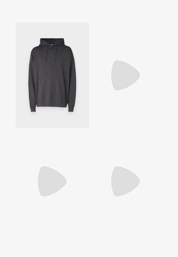 Grå hoodie i mjukt material, med en framficka i kängurustil, huva med dragsko och ribbade muddar och nederkant.; Vita bomull T-shirts, korta ärmar, rundad halsdesign, slät textur, staplade i en rad, med subtil branding vid halsringningen.; Svarta bomullsshorts med elastisk midja, sidofickor och en liten vit logo på vänster ben. Slät textur, knälång design.; Svarta sneakers med övre del av mocka och syntetmaterial, med tre vita ränder, texturerad gummisula och blå logotags på tungan.
