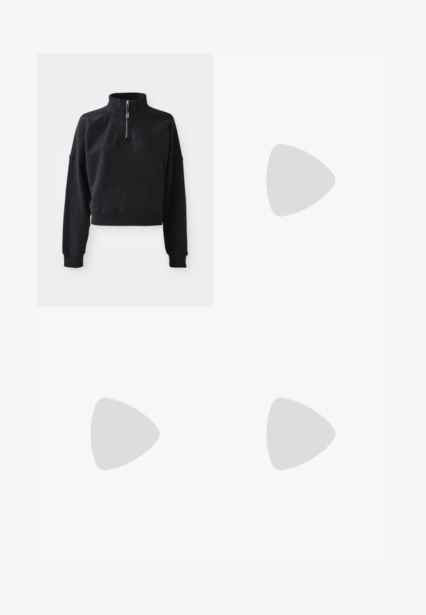 Sweatshirt cropped preto com colarinho alto, fecho de zíper de um quarto e punhos canelados. Feito de material suave com uma marcação discreta na parte da frente.; Calças largas de marinha com cintura elástica, apresentando painéis laterais em azul claro e uma textura suave. Projetadas para conforto e facilidade de movimento.; Sapatilhas brancas chunky com um upper texturizado, painéis em malha e solas de borracha grossas com um padrão de nervuras proeminente. Inclui atacadores e laço para puxar.; Uma bolsa bege feita de material macio, com um design descontraído, detalhes de costura e duas alças para o ombro. Adequada para uso diário.