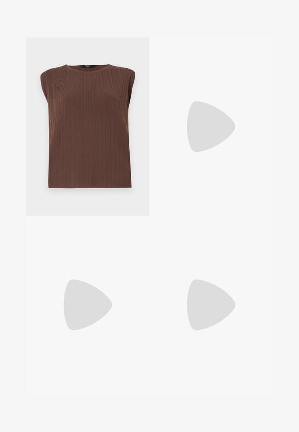 Top sin mangas de color marrón con un escote redondo. Textura suave, corte recto y sutiles líneas verticales que enfatizan el diseño de la tela.; Top de manga larga, color beige claro, con cuello redondo. Fabricado en un tejido suave, presenta una costura central y un dobladillo ligeramente curvado. Sin herrajes visibles.; Pantalones sueltos color topo con cinturilla elástica y pliegues frontales, hechos de una tela suave.; Botín negro de cuero hasta el tobillo con punta redondeada, tacón cuadrado, cremallera lateral y detalles de costura en el empeine. Textura suave, diseño clásico.