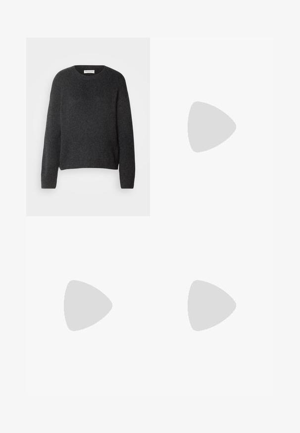 Marc O'Polo LONGSLEEVE ROUNDNECK - Džemperis - deep grey melange; Juodi medvilnės mišinio kelnės su tiesiu kirpimu, priekyje su mygtukų užsegimu ir dviem šoninėmis kišenėmis. Lygi tekstūra, be matomų raštų.; Šviesiai rožiniai slingback baleto bateliai su smailiu pirštu, pagaminti iš lygios odai panašios medžiagos. Yra išpjovimų detalės šonuose ir plokščias kulnas.; Juodas rankinė struktūrizuota forma, lygi tekstūra ir metalinis užsegimas. Suporuota su plačiomis juodomis kelnėmis ir atvirais bateliais ant medinių grindų.