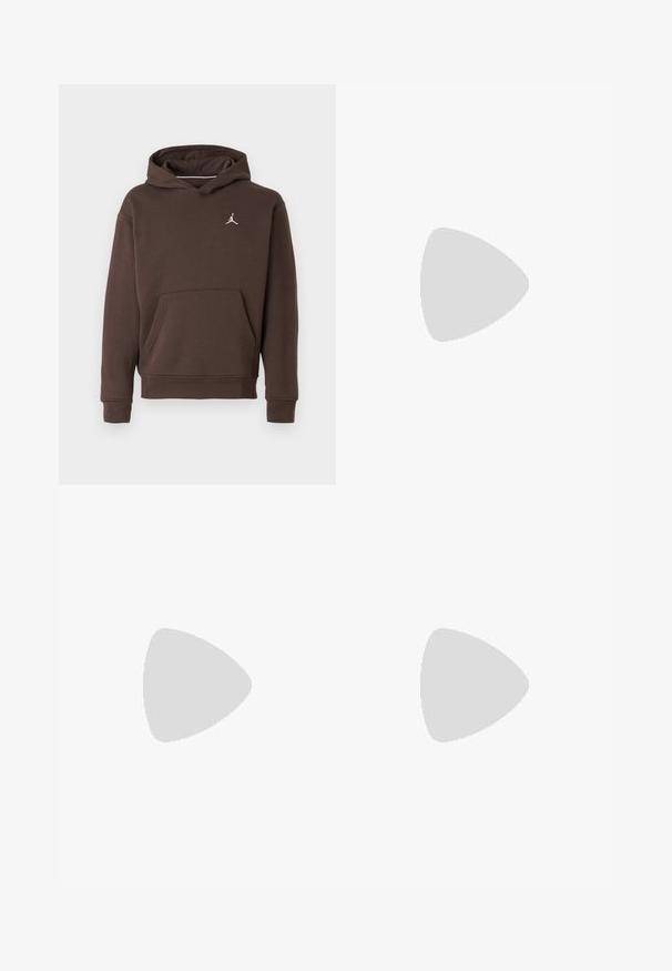Hoodie maro cu glugă, dotat cu buzunar frontal de tip kangaroo și un mic logo Jumpman alb pe piept.; Pantaloni de trening negri, cu talie elastică, cu o croială lejeră, la baza pantaloni fiind strânși, având o textură netedă și fără modele sau accente metalice vizibile.; Adidașii Nike Air Max 90 albi, având un superior din plasă și piele, cutie pentru degete perforată și o unitate de aer vizibilă în călcâie.; Ochelari de soare negri cu o finisare mată, lentile dreptunghiulare, curbură ușoară pe bănci, detaliu subtil cu logo și lentile cu tentă fumurie.