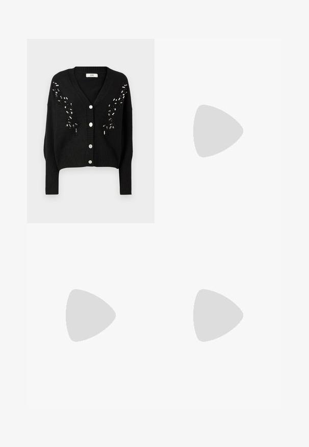 JDY JDYBRIDGET V NECK BLING  - Adīta jaka - black; Melnas izplestas džinsus ar vidēju jostasvietu, kas izgatavoti no gludas auduma. Iespējas piecas kabatas un redzami šuvju detaili.; Melnas ādas platformas loaferi ar noapaļotu purngalu un platu siksnu pāri vampam. Iezīmējas ar masīlu, kvadrātveida papēdi un gludu tekstūru.; Sudraba gredzenveida auskari ar minimālistisku dizainu. Cirkulāra forma, gluda tekstūra un plāns profils. Vieglu svaru ar spīdīgu apdari.