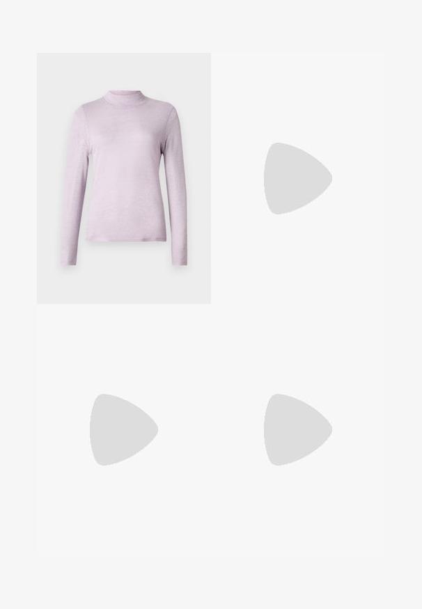 Světle levandulový dlouhý rukáv rolák vyrobený z měkké, texturované tkaniny; přiléhavý střih s vysokým, těsným límcem.; Černé rozšířené kalhoty s vysokým pasem; mají dvě přední kapsy a hladkou texturu látky. Vhodné pro různé příležitosti.; Černé lakované kožené lodičky na pásku s špičatou špičkou a geometrickým blokovým podpatkem. Vyznačují se elegantním, minimalistickým designem a hladkým povrchem.; Hnědá kožená taška přes rameno s hladkou texturou, otevřeným designem a dvěma ramenními popruhy. Obsahuje minimální švy a žádné viditelné kovové prvky.